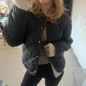 Mango jacka - As cool jacka från mango💕💕finns inte att köpa längre💕💕lpnade bilder från hon jag köpte den av!