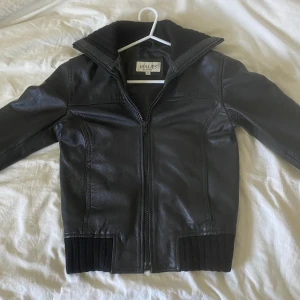 Vintage jacka i äkta läder  - Säljer denna så snygga jacka i äkta getläder. Den är i gott skick. Pris kan diskuteras.  Mått: 41 cm bredd under armhålorna, 52/53 cm lång från axeln och 58 cm ärmlängd från axeln. Kontakta mig vid eventuella frågor. Köp nu är på!