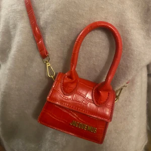 Jacquemus väska röd  - Liten, i nyskick 