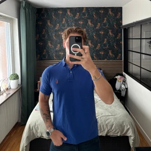 Ralph Lauren pike - Säljer min blåa Ralph Lauren piké i en väldigt unik blå färg. Jättefin och jättebra skick, den är i storlek S och kostar 1500kr nypris!
