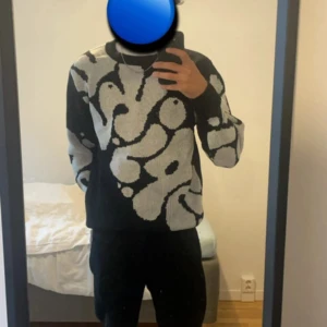 Sweatshirt  - En väldigt skön sweatshirt perfekt för outfiten inför hösten, snygg och håller en varm. I storlek L
