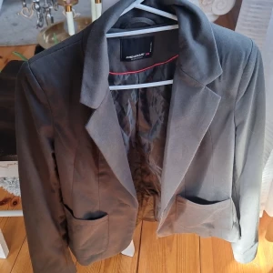 Kavaj - Fint skick. Storlek S. Mörkgrön i färgen. 