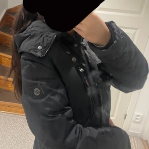 Hollies jacka  - Andvänds endast en vinter, är i bra skick, säljs för att jag har köpt en ny, pris kan alltid diskuteras ☺️