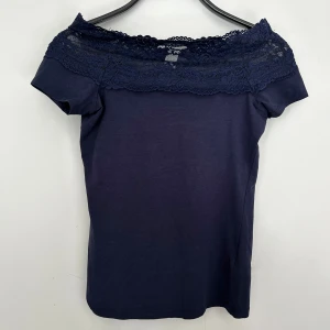 Off shoulder spetstopp - Den super populära spets toppen från h&m, säljer även i flera andra färger. Köp 2 för 500kr. Köp sker via köp nu, jag postar inom 24h. Kvar tills markerad såld ❗️❗️