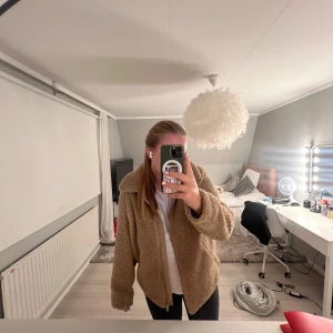 Teddyjacka🤍 - Så fin beige/brun Teddy jacka ifrån Hm🤎 Passar perfekt nu till hösten!! Storlek M men passar även S och L. Fint skick!!   Bara att kontakta för mer info/bilder🥰