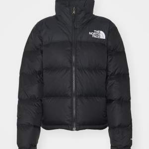 Säljer nu min north face jacka i använt skick, kom provat för egna bilder eller frågor. (Därav priset) Nypris: 3000kr.