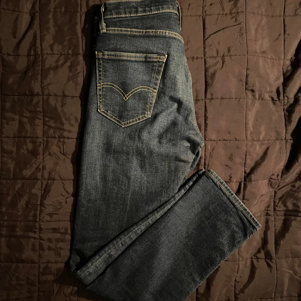 Säljer mina feta Levis Jeans! Nästan helt nya, använda 2-3 gånger. De har inga defekter. Skick 10/10. Modell 502. Storlek 29/32.. Jeans & Byxor.