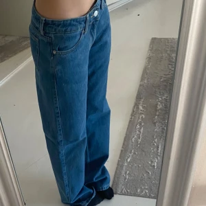 Låg midja jeans från Weeday - Har använt den bara några gånger eftersom den e så stor vill jag sälja. Har knappt använt den för köpte bara för några månader sedan. 