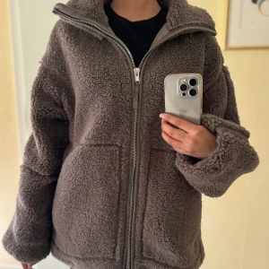 Teddyjacka  - Säljer denna superfina teddyjackan, perfekt nu till höst/vinter☺️💕💕🍂