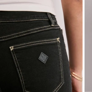 Abrand 99 low straight  - Säljer ett par helt nya abrand jeans. Väldigt skönt material💞 bara testade aldrig använda. Storlek 28. Bra i längd för mig som är 167☺️