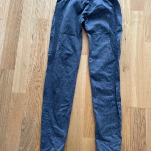 Träningsleggings - Mörkgråa träningstights från märket NVGTN. Använda fåtal gånger, har ett litet hål vid höften. True to size, sitter uppe, högmidjade, tjockare i materialet -> squat proof