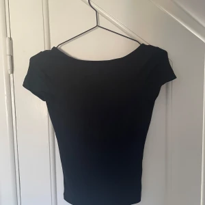 Svart T-shirt m öppen rygg - I superbra skick - använd fåtal gånger!🤍 Skriv snälla till mig innan du trycker på köp nu🙏🏻