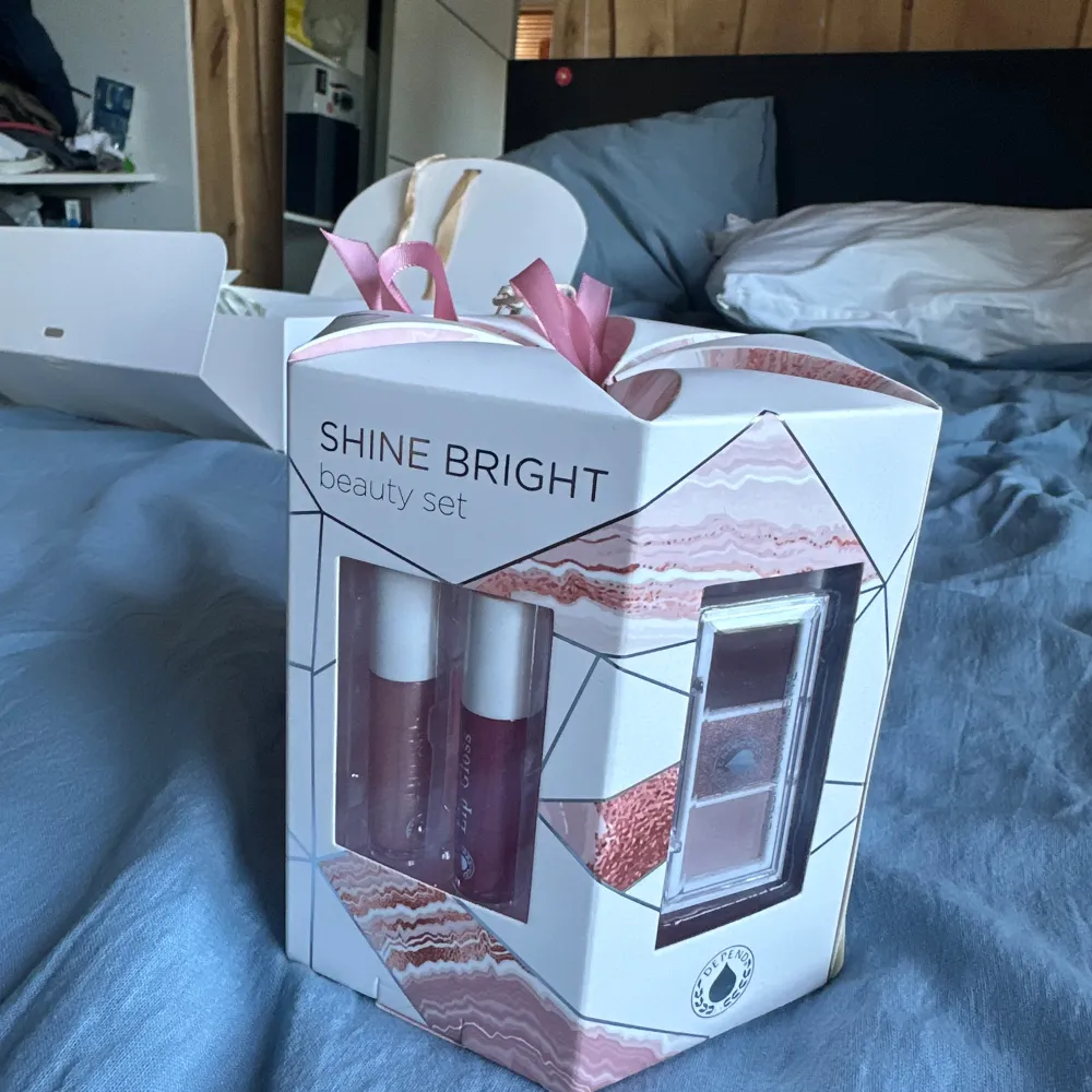 Detta Shine Bright beauty set är perfekt som julklapp eller present! Setet innehåller en rouge och highlighter duo i en snygg kompakt förpackning, en brun eyelinerpenna för att definiera ögonen, mascara, 2 fina ögonskuggspaletter och 2 läppglans. Skönhet.