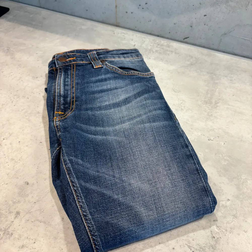 2 par nudie jeans  1. modellen skinny lin, W28 L32 2. Modellen high kai, W31 L34  Tveka inte på att höra av er!. Jeans & Byxor.