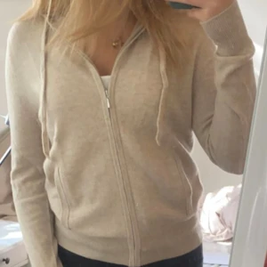 Soft goat - Säljer min soft goat zip hoodie eftersom att den är för stor. Den är i nyskick och har inga defekter och har inte används så mycket. Nypris 2800 men säljer för 1700 men pris kan diskuteras. Skriv för fler bilder 