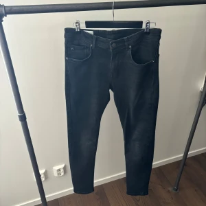 J.LINDEBERG JEANS - J lindeberg jeans i bra skick knappt använda   Inga defekter eller annat   Tveka inte på att höra av er!