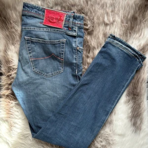 Jacob Cohen jeans - Hej säljer nu mina fina Jacob Cohen Jeans i storlek 36 men passar mig som är storlek 32, skulle säga att byxorna passar storlek 32-34. Nypris cirka 5000kr! Vi kommer att sälja liknande produkter nu närmare vinter så glöm inte följa profilen!🌊🍾