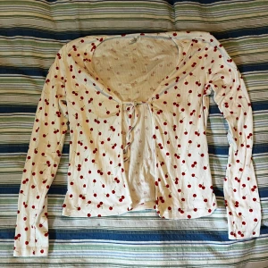 Vit kofta - En vit kofta från only köpt på Nelly. I stolek s. Aldrig använd 