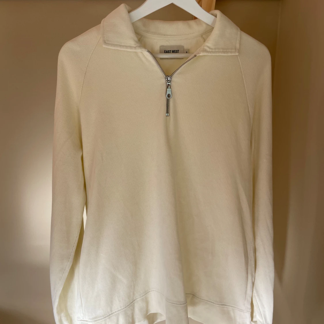 Beige tröja med dragkedja från East West