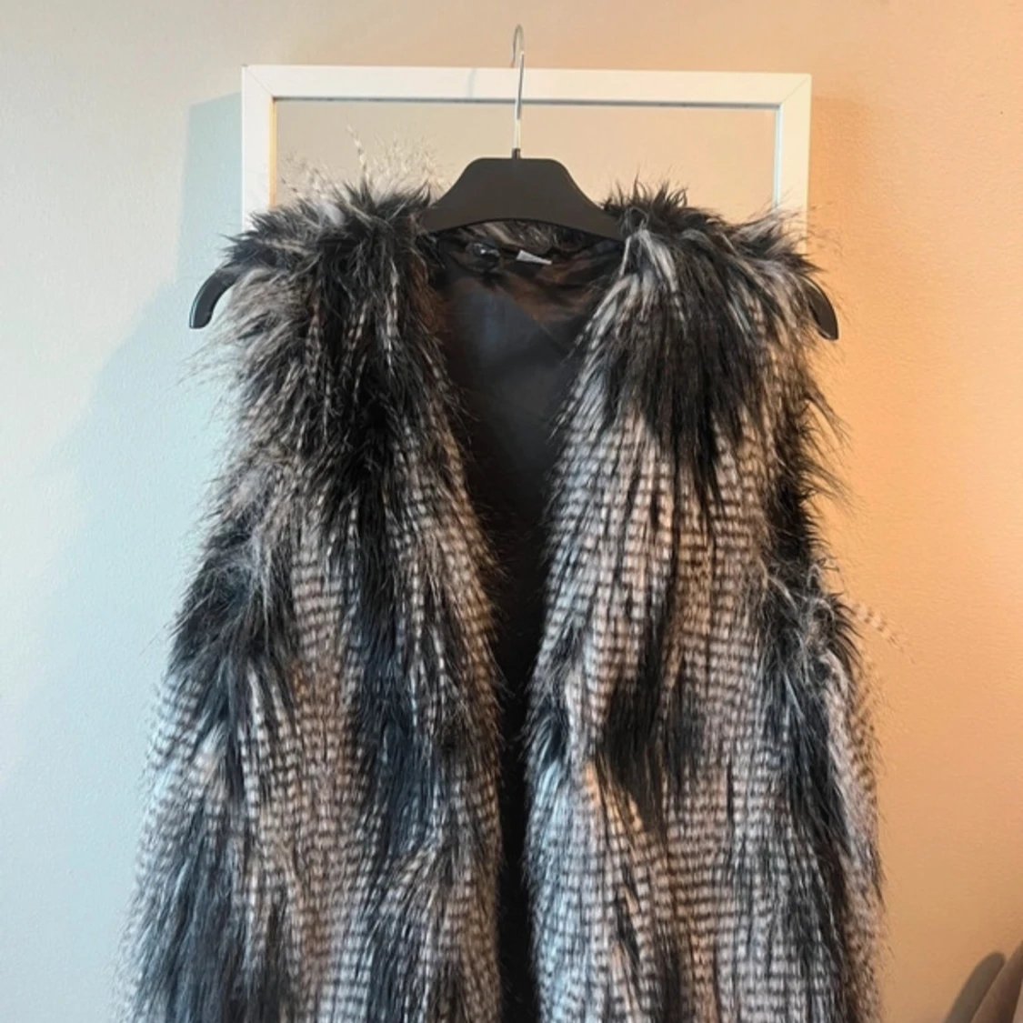 Grå/svart pälsväst från H&M