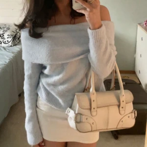 Ljusblå off the shoulder tröja - Stickad off the shoulder tröja från H&M Superskön och bra skick. 🩵