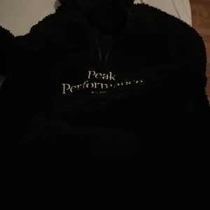 Peak hoodie - Säljer denna mysiga tröja som är i storlek 170 fick den i present så ja vet inte priset riktigt men det kan vi diskutera 
