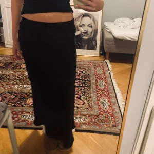 lång satin kjol - lång kjol från zara, aldrig använd!! köptes för 329kr under sommaren 💝