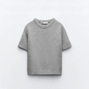 Grå stickad t-shirt - Säljer då jag inte använder. Den är i storlek XL men är liten i storleken och passar på mig som har S. Önskas fler bilder så skriv💕