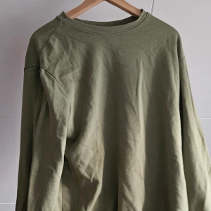 Olivgrön tröja från H&M - Säljer en olivgrön tröja från H&M i storlek M. Den har en avslappnad passform och är supermysig!