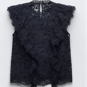 Spetstopp från zara - Jättefin spetstopp från zara som aldrig kommer till användning. Endast använd en gång, sågitt som ny! Nypris är 379kr