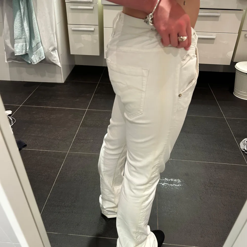 Vita bootcut och lågmidjade jeans ifrån replay. Dem är i jätte bra skick och jag säljer då dem är lite för långa för mig. Dem har replay märket på fickorna.. Jeans & Byxor.