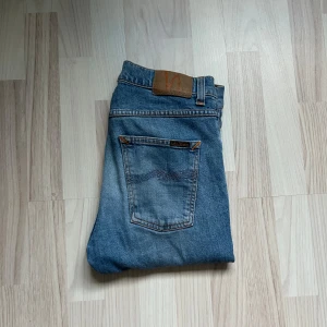 Nudie Lean Dean Jeans - Storlek: Midja 28 Längd 32 Skick: Har bara testat dem och säljer då dem är för små för mig