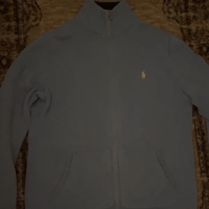 Ralph luren tröja - Riktigt snygg ljusblå Ralph Lauren zip tröja, riktigt bra skick skulle säga 8/10 inga defekter passar XL i barn motsvarar S-XS dm vid frågor Pris sänks vid snabb affär❗️❗️❗️❗️
