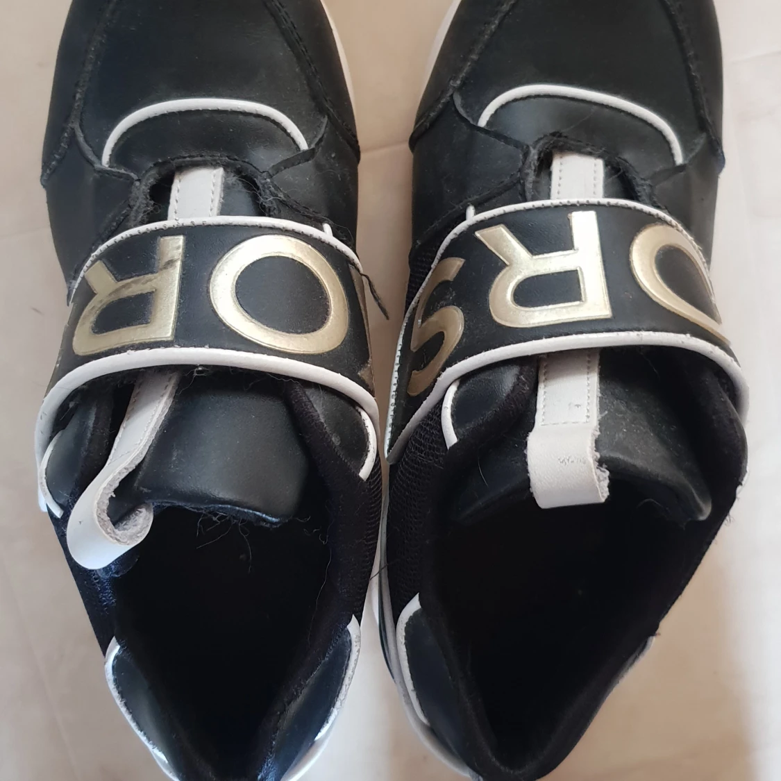 Svarta sneakers med vit sula och logga - 91