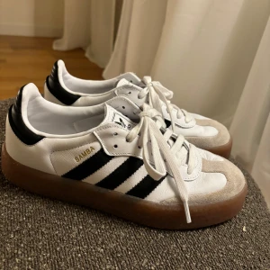 Adidas sambae  - Endast använda två gånger. Så i mycket bra skick. Storlek 39 1/3 men är mer som 38-38,5 enligt mig. Inköpta på adidas hemsida i augusti.