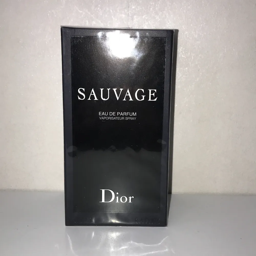 Säljer en helt ny och oöppnad flaska av Sauvage Eau de Parfum från Dior. Förpackningen är elegant och stilren i svart med vit text. Perfekt för den som vill ha en tidlös och maskulin doft. Passar både till vardags och fester! 100ml. Parfym.