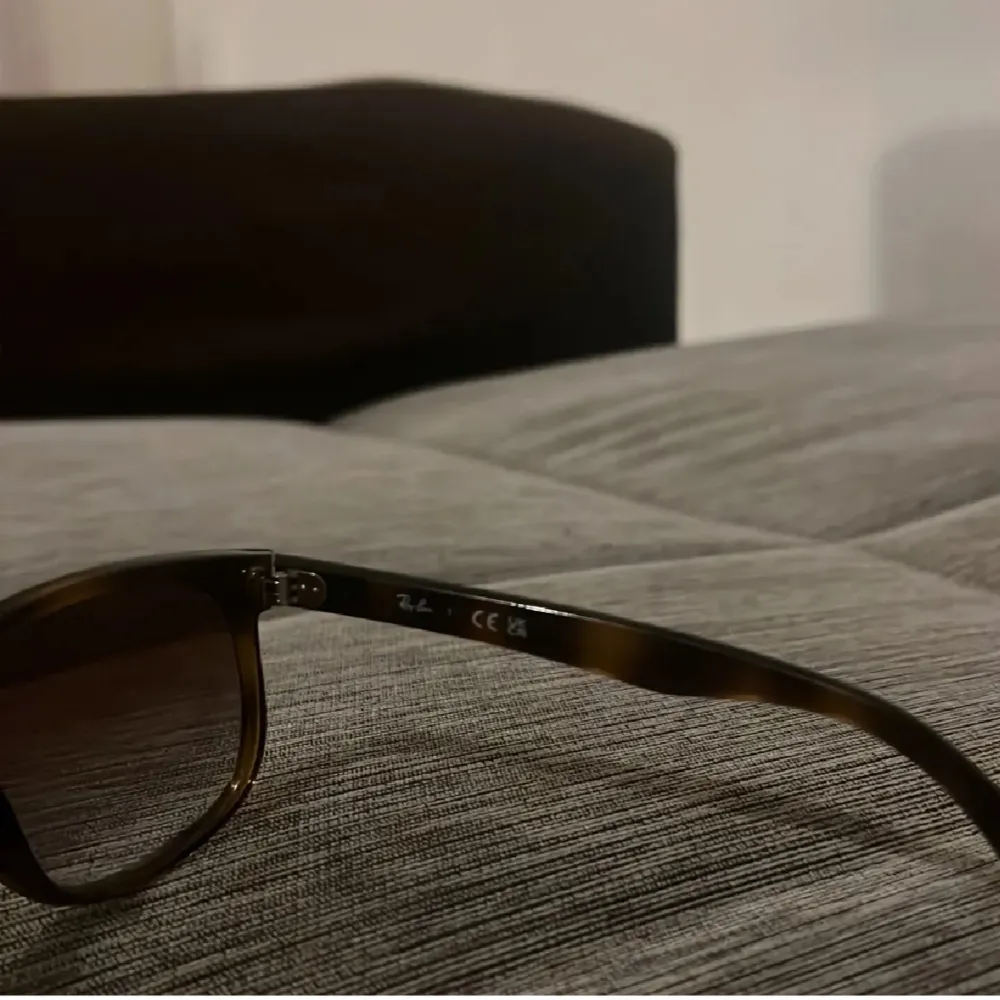 Säljer nu dessa väldigt fina rayban boyfriend solglasögonen! Det är i väldigt bra skick, stl 56 (passar alla), allt og medföljer förutom kvitto pga borttappat. Hör av er vid intresse och frågor! ✌🏽. Accessoarer.