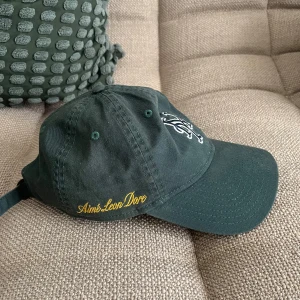 Aime Leon Dore x New Era Keps - Mörkgrön  OS adjustable Bra skick, ej solblekt utan fläckar Köpt från ALDs hemsida, kvitto finns