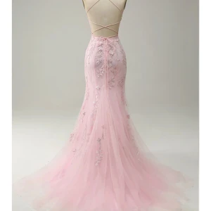 Balklänning - Säljer denna supersöta rosa klänning från Zapaka som passar perfekt till balen💞Den är helt oanvänd och ligger kvar i förpackningen då den inte hann komma hem innan min bal. Jag köpte den för 1653kr + att det tillkom en tullavgift!    