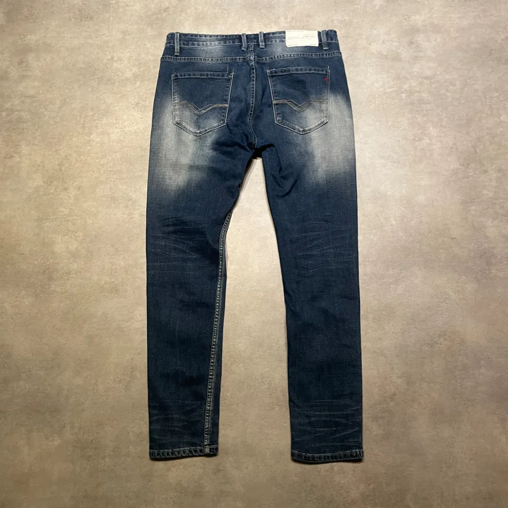 Tja! Säljer nu dessa sjukt snygga Replay jeans ! Står i jeansen att storleken är 36/32 men midjan är väldigt liten sitter som 32/32 snarare! Helt sjukt tvätt på dessa jeans! Vid frågor är det bara att höra av sig ! Allt gott 👌. Jeans & Byxor.