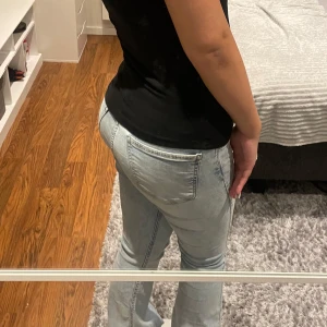 Ljusblåa low waist jeans - Jenasen är i väldigt bra skick! De använda ett fåtal gånger men passar inte mig bra. 