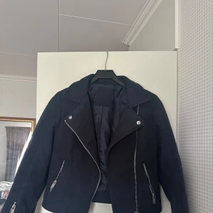 Blå mockajacka m silvriga detaljer - Använd men i gott skick. Blå mockajacka m silverdetaljer 