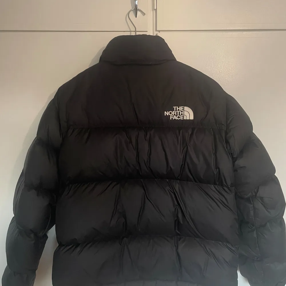 Säljer en The north face Nuptse jacka i grymt skick, inga som helst skador eller defekter, helt nyskick (riktigt dun) skick 10/10 köpt för 3 899 kr ✅säljes för långt under det. PRUTA GÄRNA . Jackor.