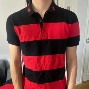 Givenchy paris piké  - Säljer nu en givenchy paris piké i jätte bra skick 8/10. Kan självklart lösa fler bilder så tveka på att höra av dig vid frågor eller funderingar.