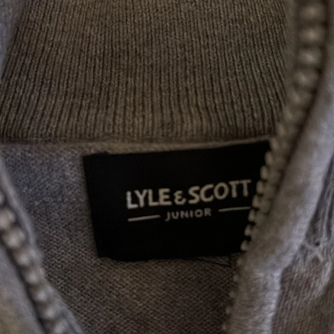 Lyle and scott grå zip tröja storlek m barn - 91