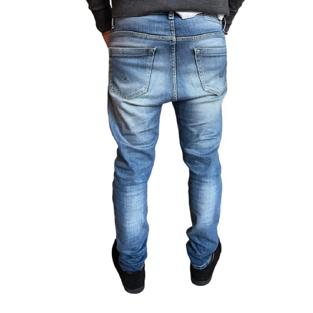 Säljer dessa feta Dondup jeans i passform skinny fit, i färg blå. Storlek 32. Skick 9/10. Jeansen är stretch. Modellen på bilden är 182 och väger 74. Skriv för fler funderingar!. Jeans & Byxor.