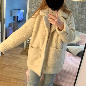 Teddyjacka  - Säljer denna teddyjacka, använd fåtal gånger! Fint skick!! Har en obehandlad fläck på insidan som ej syns när man bör den (från ett par jeans som färgade av sig). Mysig och stor 