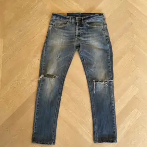 Sjukt sköna dondup jeans med unika slitningar och en härlig tvätt! ❤️‍🔥❤️‍🔥❤️‍🔥 Storlek 31 men passar runt 29. Kontakta vid funderingar! 37 cm midjemått, 94 cm ytterbenslängd. 