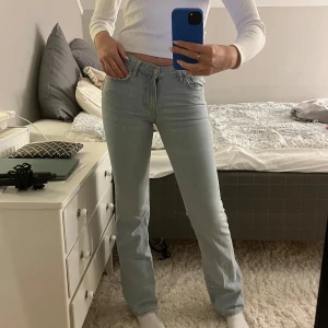 Jeans  - Snygga blåa jeans som tyvärr är lite små för mig och därav säljer jag🥰