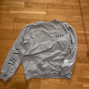 Menace sweater  - Grå menace sweater. Använd kanske en gång.  Storlek xs men passar s